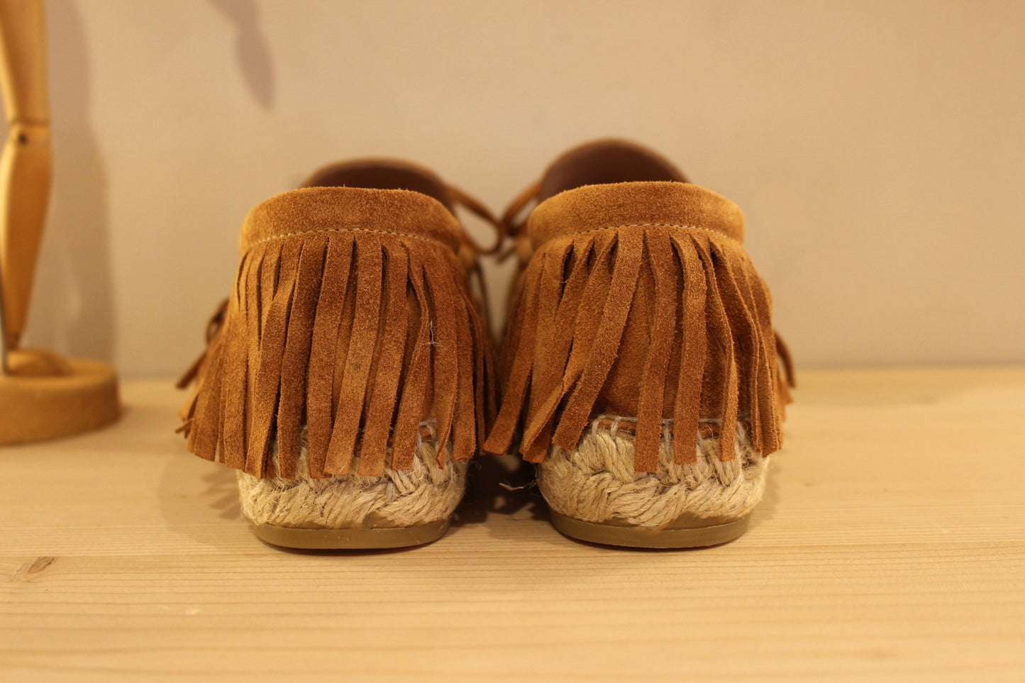 Mocassin thème indien en cuir velours marron à franges et semelles corde GAIMO