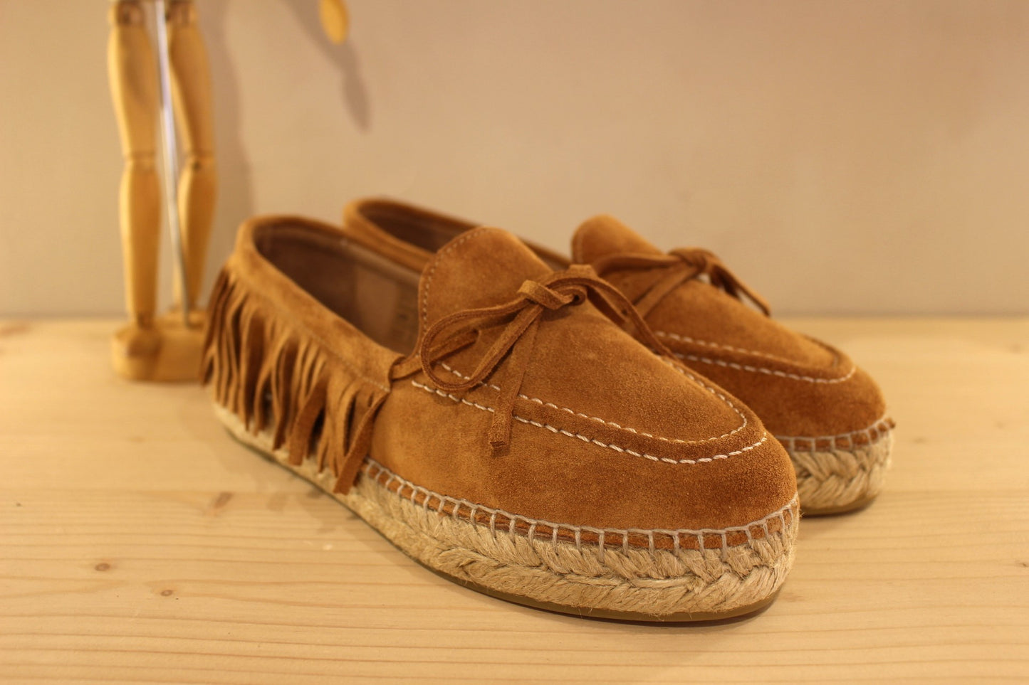 Mocassin thème indien en cuir velours marron à franges et semelles corde GAIMO