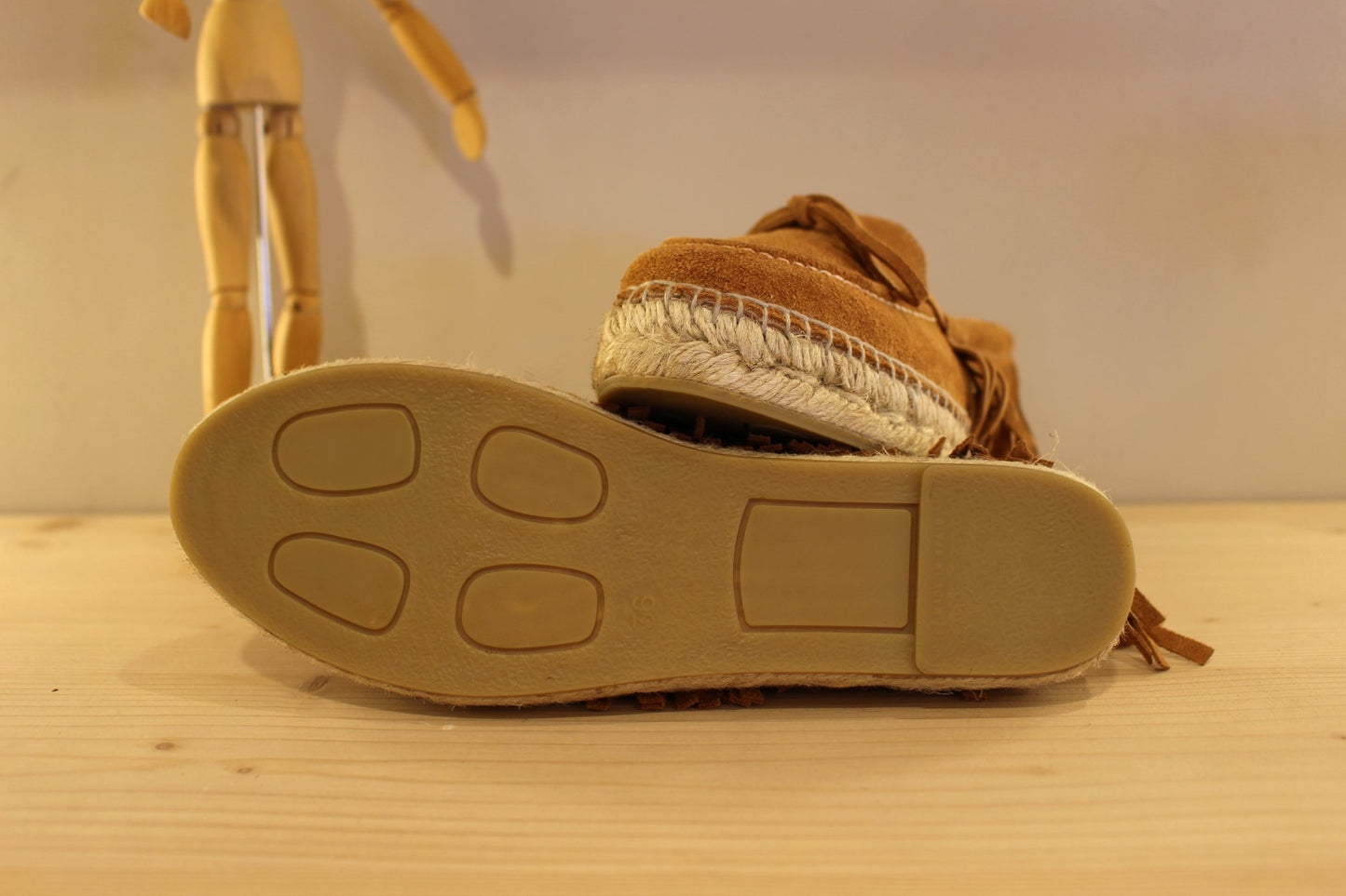 Mocassin thème indien en cuir velours marron à franges et semelles corde GAIMO