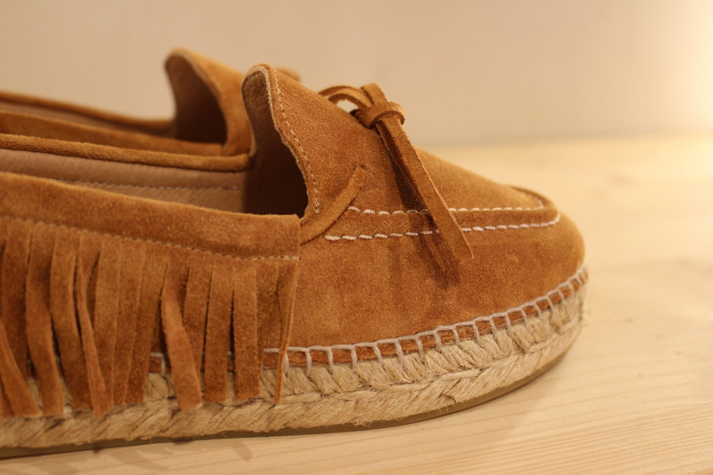Mocassin thème indien en cuir velours marron à franges et semelles corde GAIMO