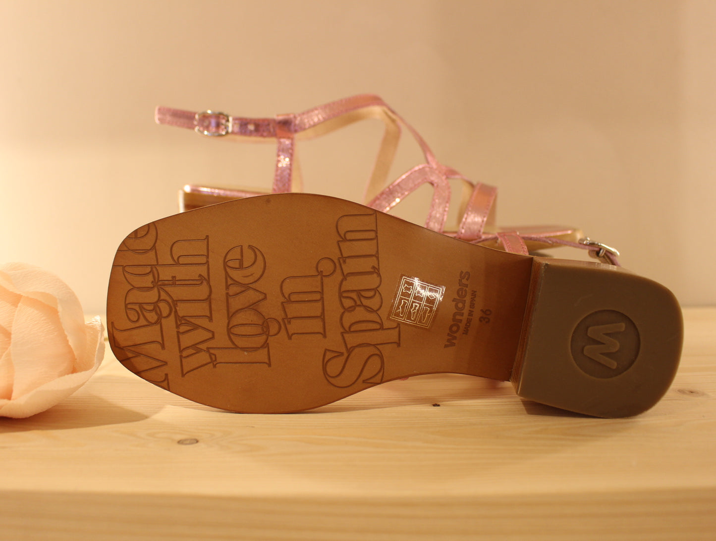Sandale en cuir métallisé rose petit talon WONDERS