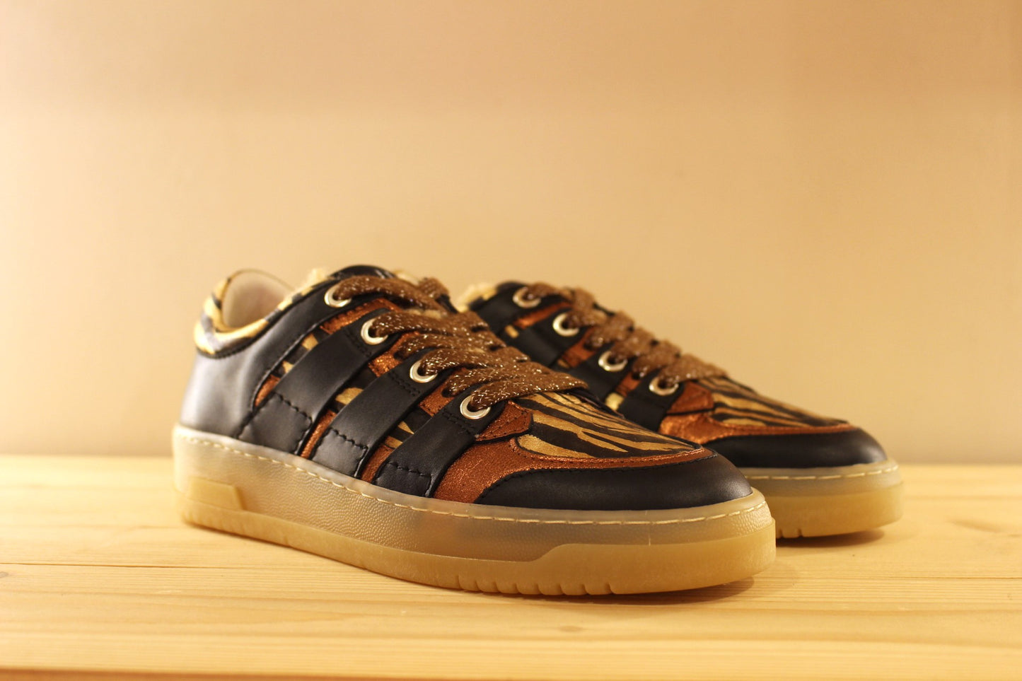 Basket en cuir métallisé bronze thème animal et chocolat avec semelle amovible VADDIA