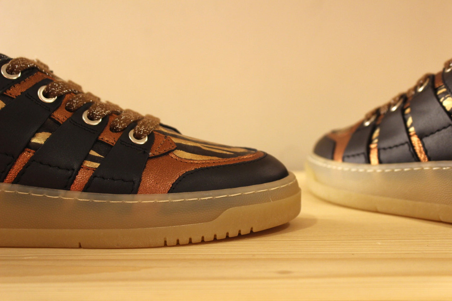 Basket en cuir métallisé bronze thème animal et chocolat avec semelle amovible VADDIA