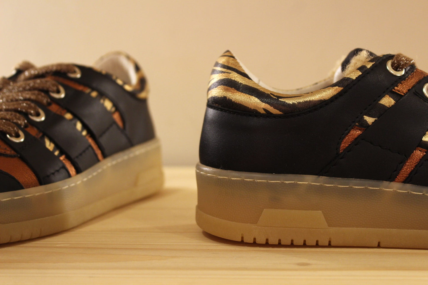 Basket en cuir métallisé bronze thème animal et chocolat avec semelle amovible VADDIA