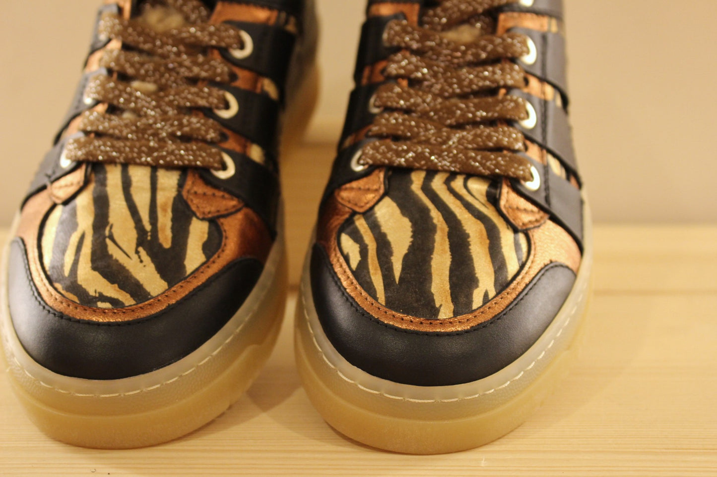 Basket en cuir métallisé bronze thème animal et chocolat avec semelle amovible VADDIA