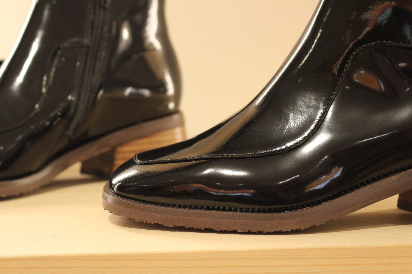 Bottine vernis cuir noir zip interne MAMZELLE