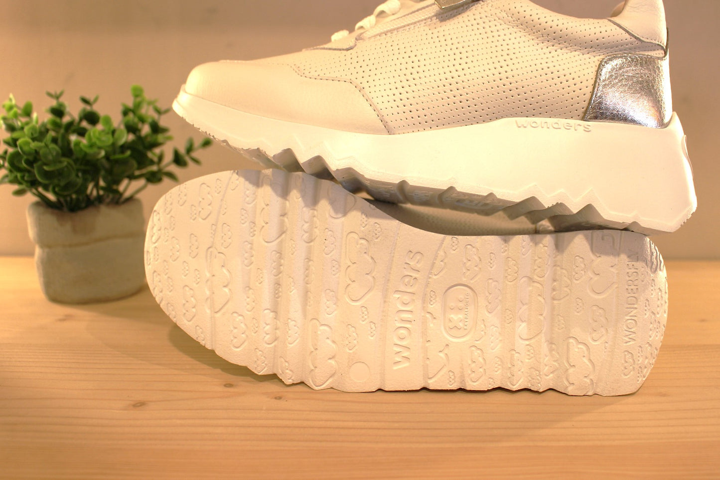 Basket WONDERS en cuir aspect perforé, de couleur blanc et métallisé acier sur l'arrière à talon