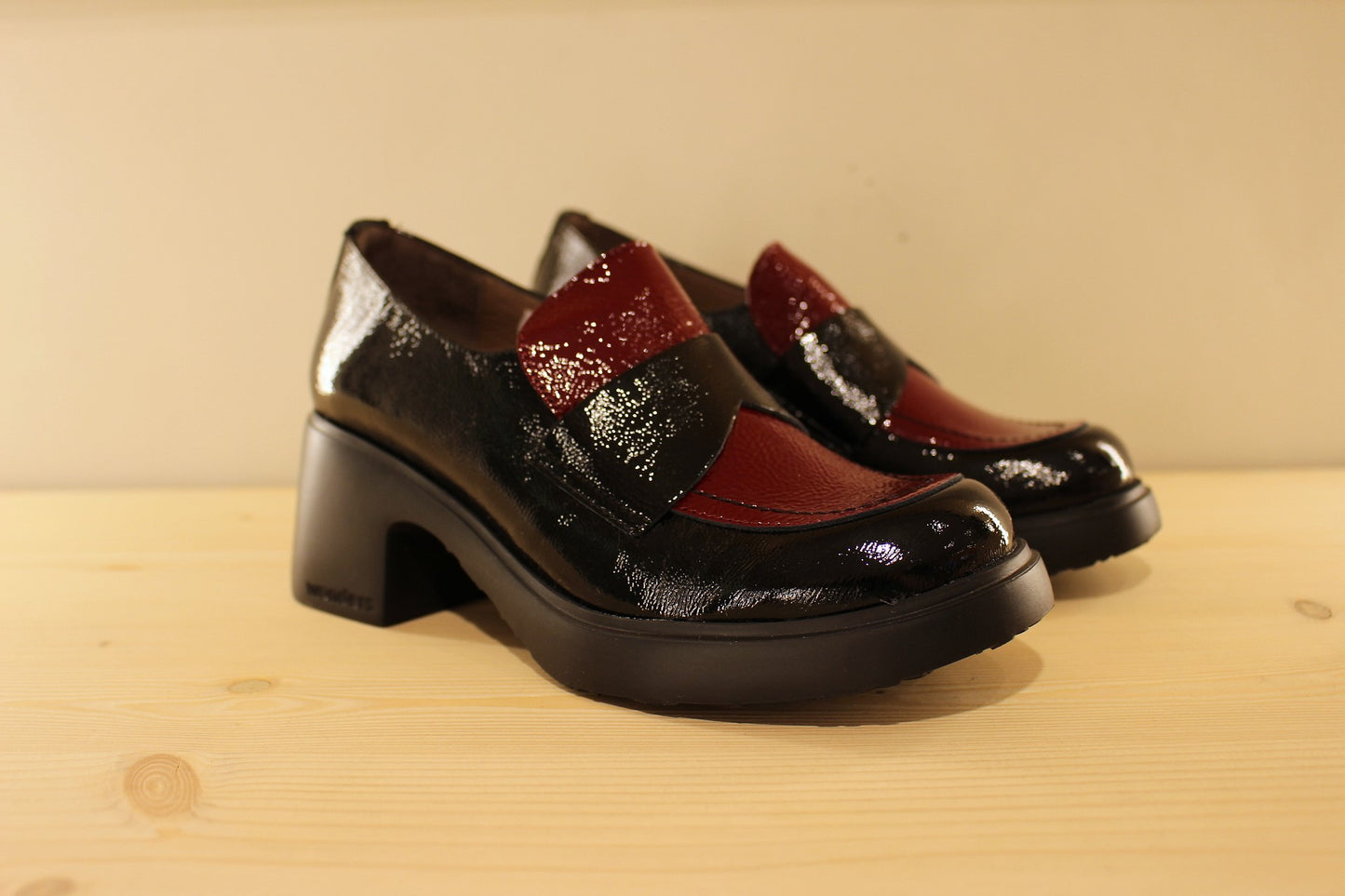 Mocassins en cuir vernis, de couleur noir et bordeaux sur la claque. Elastique d'aisance sur le coup de pied caché par la patte WONDERS