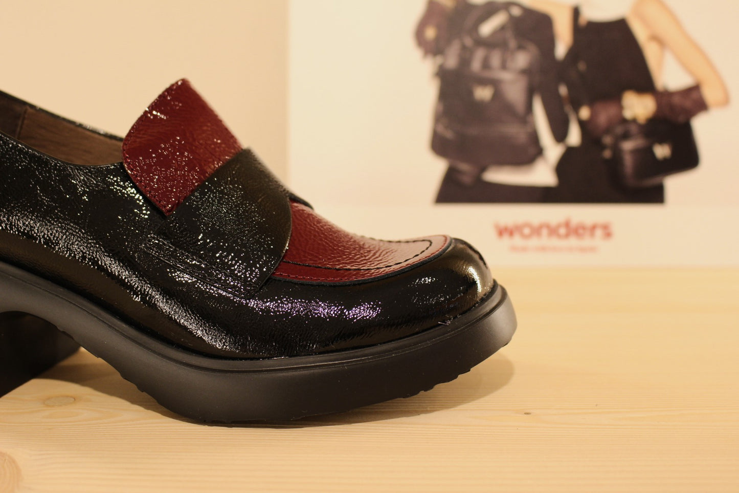 Mocassins en cuir vernis, de couleur noir et bordeaux sur la claque. Elastique d'aisance sur le coup de pied caché par la patte WONDERS