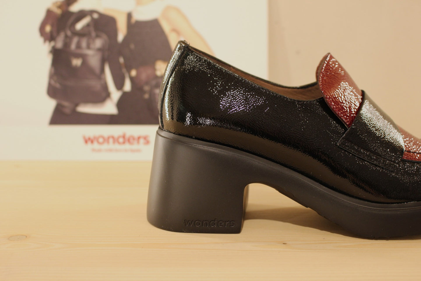 Mocassins en cuir vernis, de couleur noir et bordeaux sur la claque. Elastique d'aisance sur le coup de pied caché par la patte WONDERS