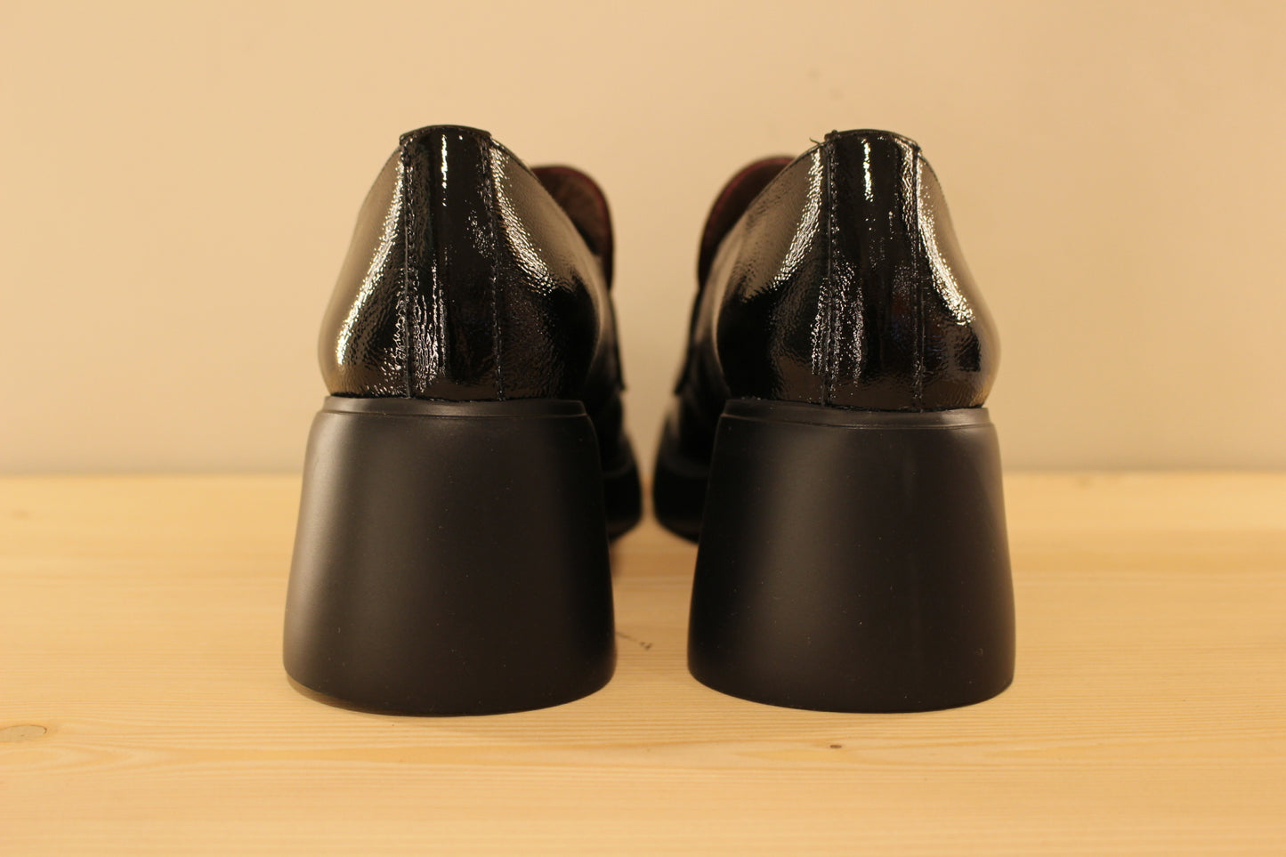 Mocassins en cuir vernis, de couleur noir et bordeaux sur la claque. Elastique d'aisance sur le coup de pied caché par la patte WONDERS