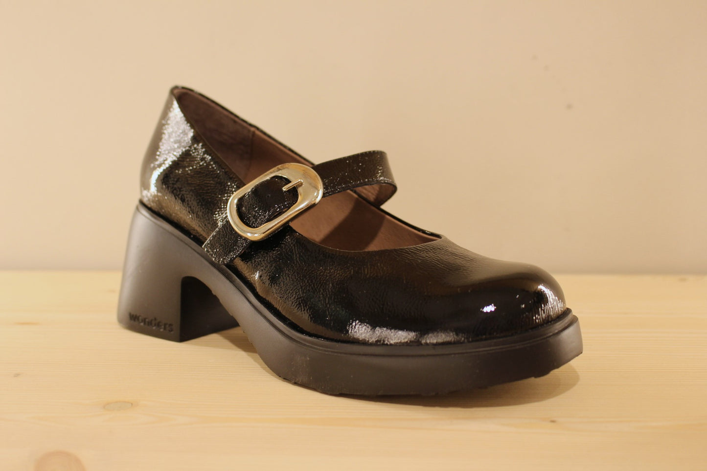 Babies en cuir vernis, de couleur noir. Serrage boucle sur bride coup de pied WONDERS