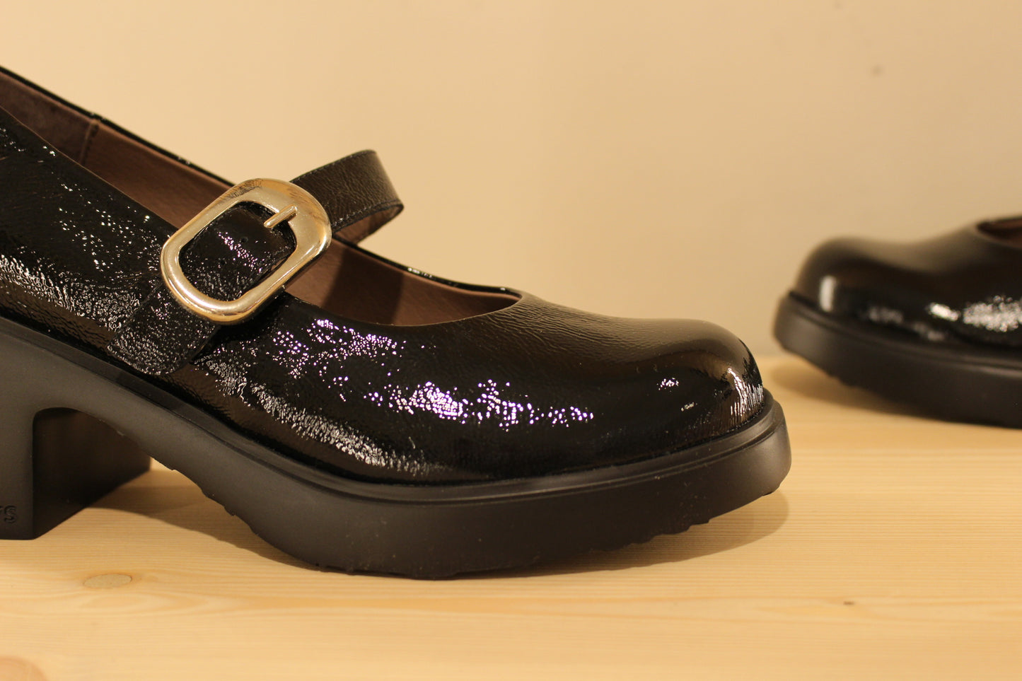 Babies en cuir vernis, de couleur noir. Serrage boucle sur bride coup de pied WONDERS