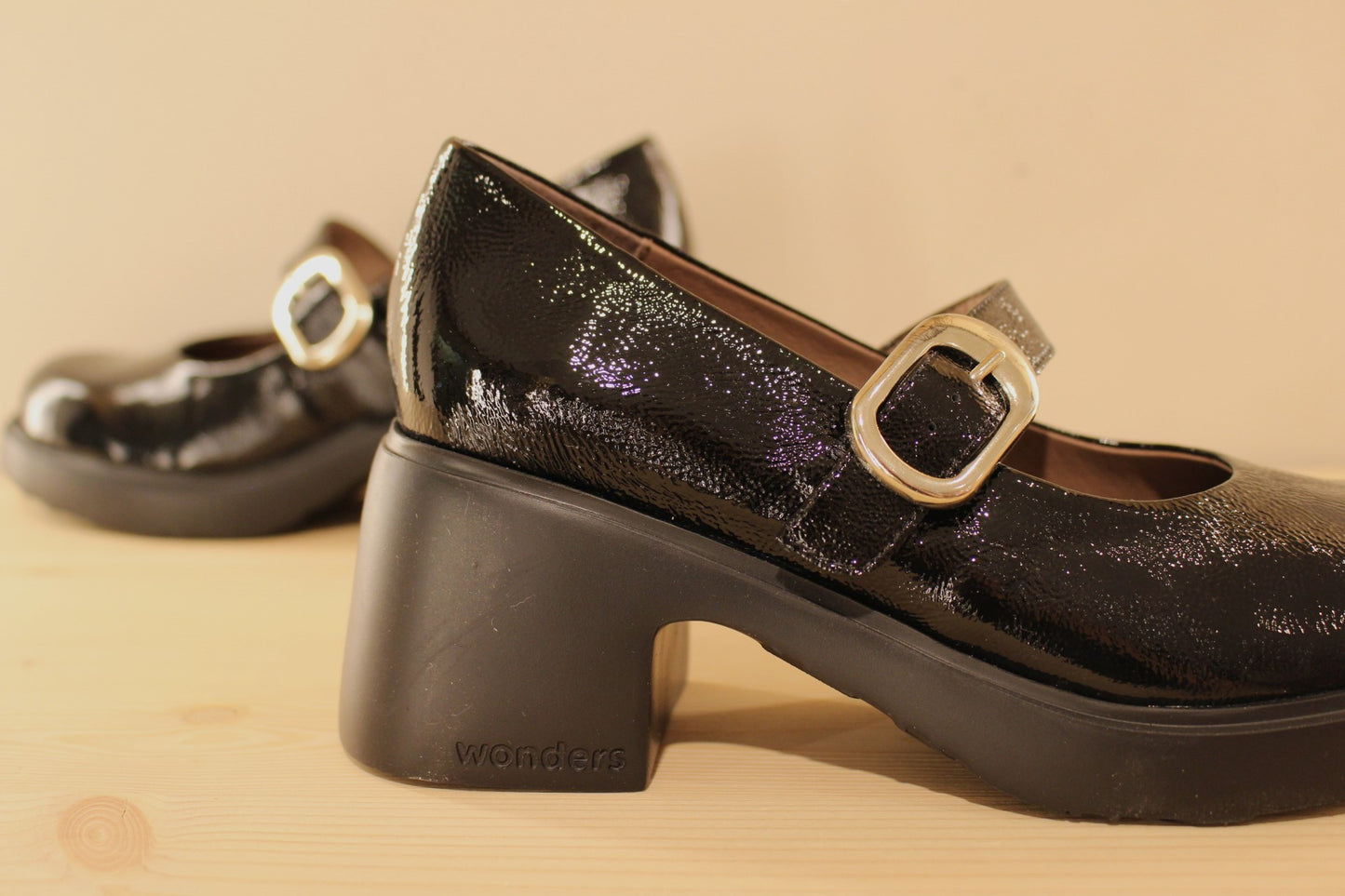 Babies en cuir vernis, de couleur noir. Serrage boucle sur bride coup de pied WONDERS