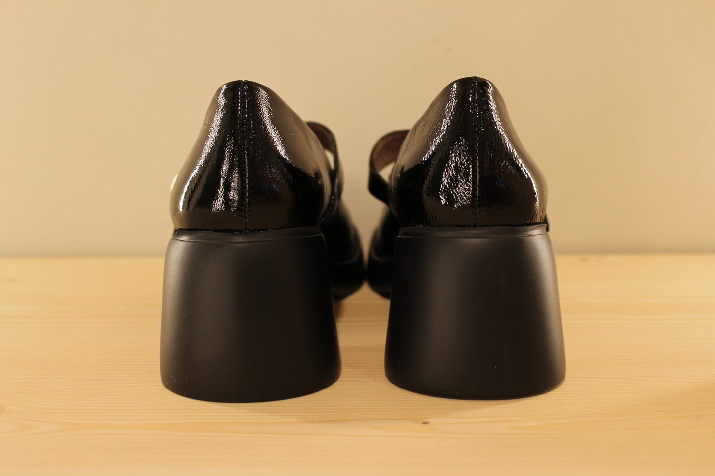Babies en cuir vernis, de couleur noir. Serrage boucle sur bride coup de pied WONDERS