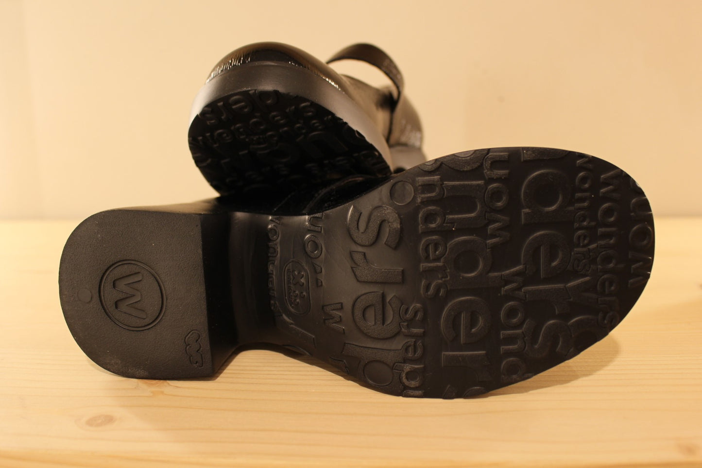 Babies en cuir vernis, de couleur noir. Serrage boucle sur bride coup de pied WONDERS