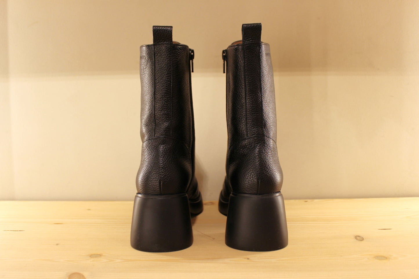 Bottines en cuir grainé de couleur noir WONDERS