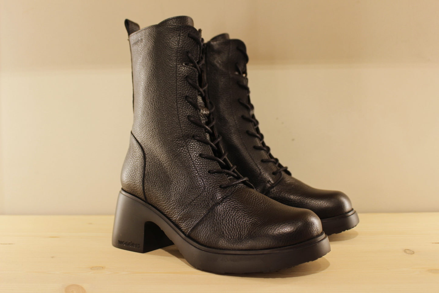 Bottines en cuir grainé de couleur noir WONDERS