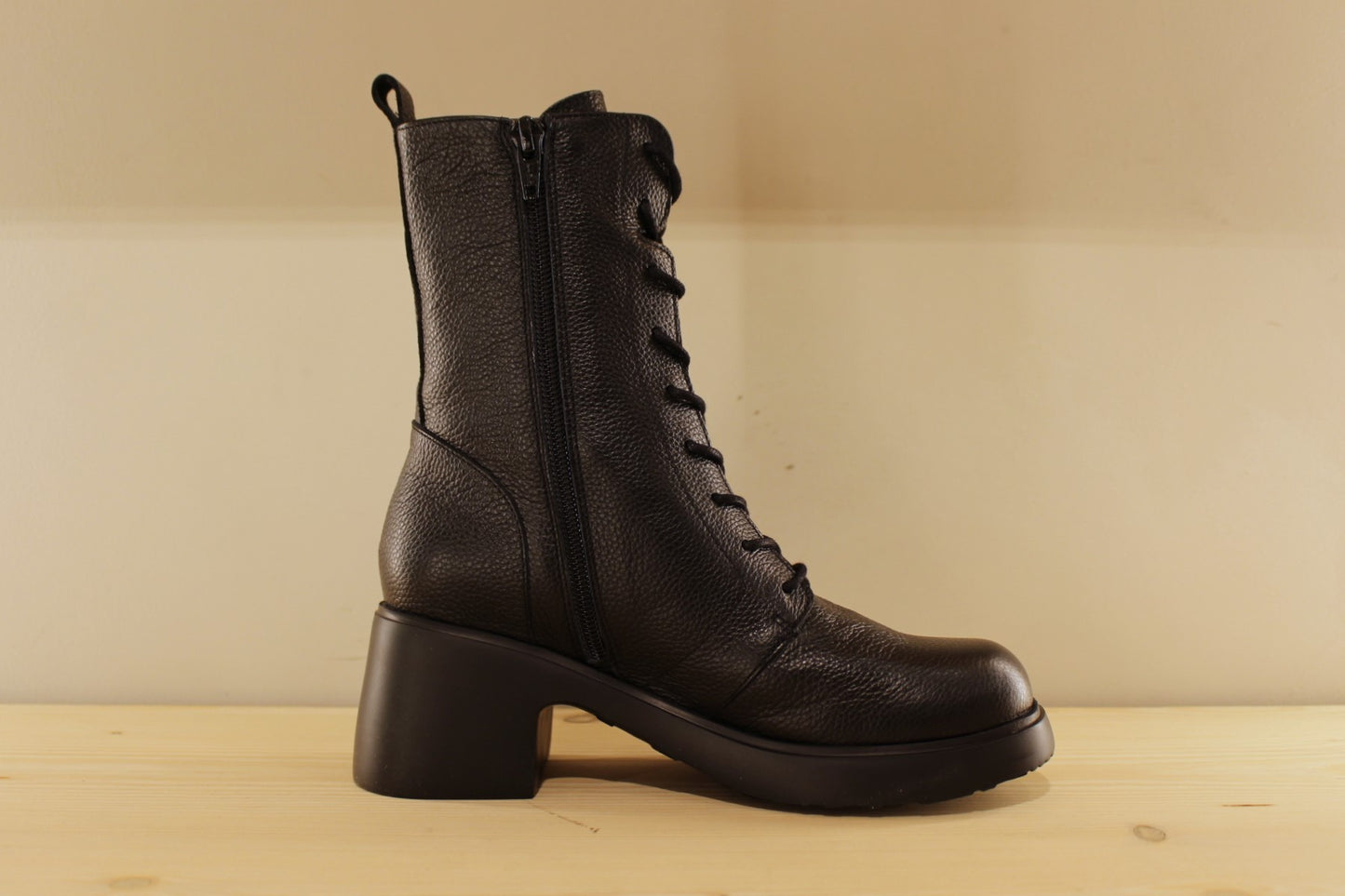 Bottines en cuir grainé de couleur noir WONDERS