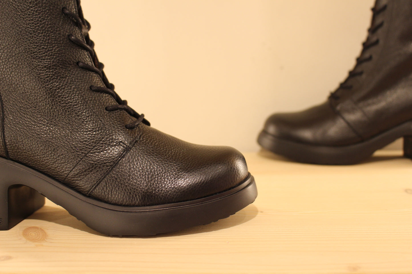 Bottines en cuir grainé de couleur noir WONDERS