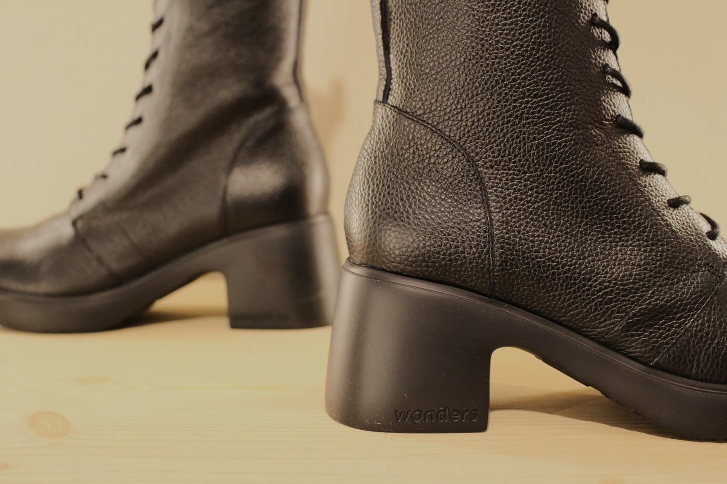 Bottines en cuir grainé de couleur noir WONDERS