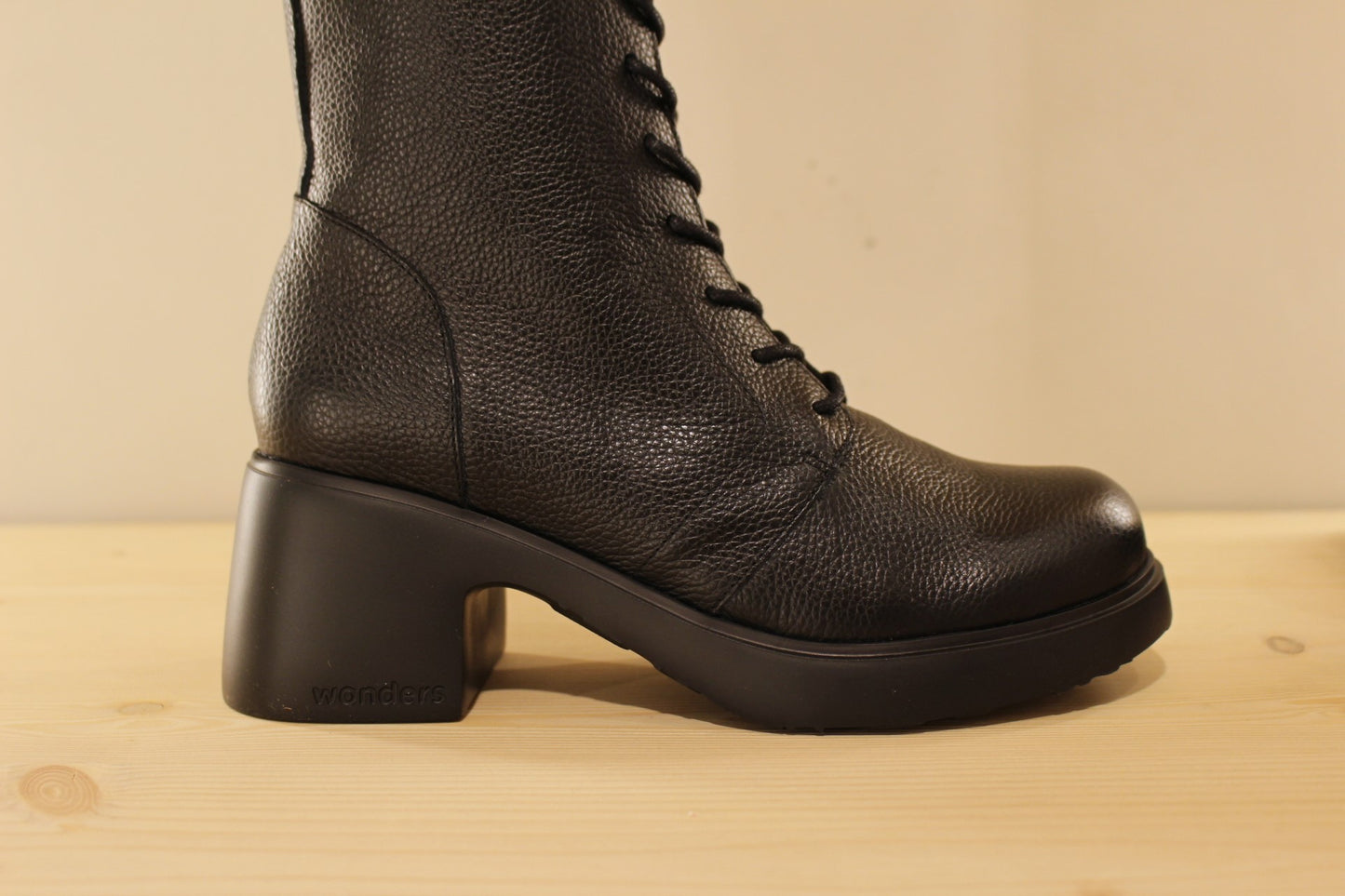 Bottines en cuir grainé de couleur noir WONDERS