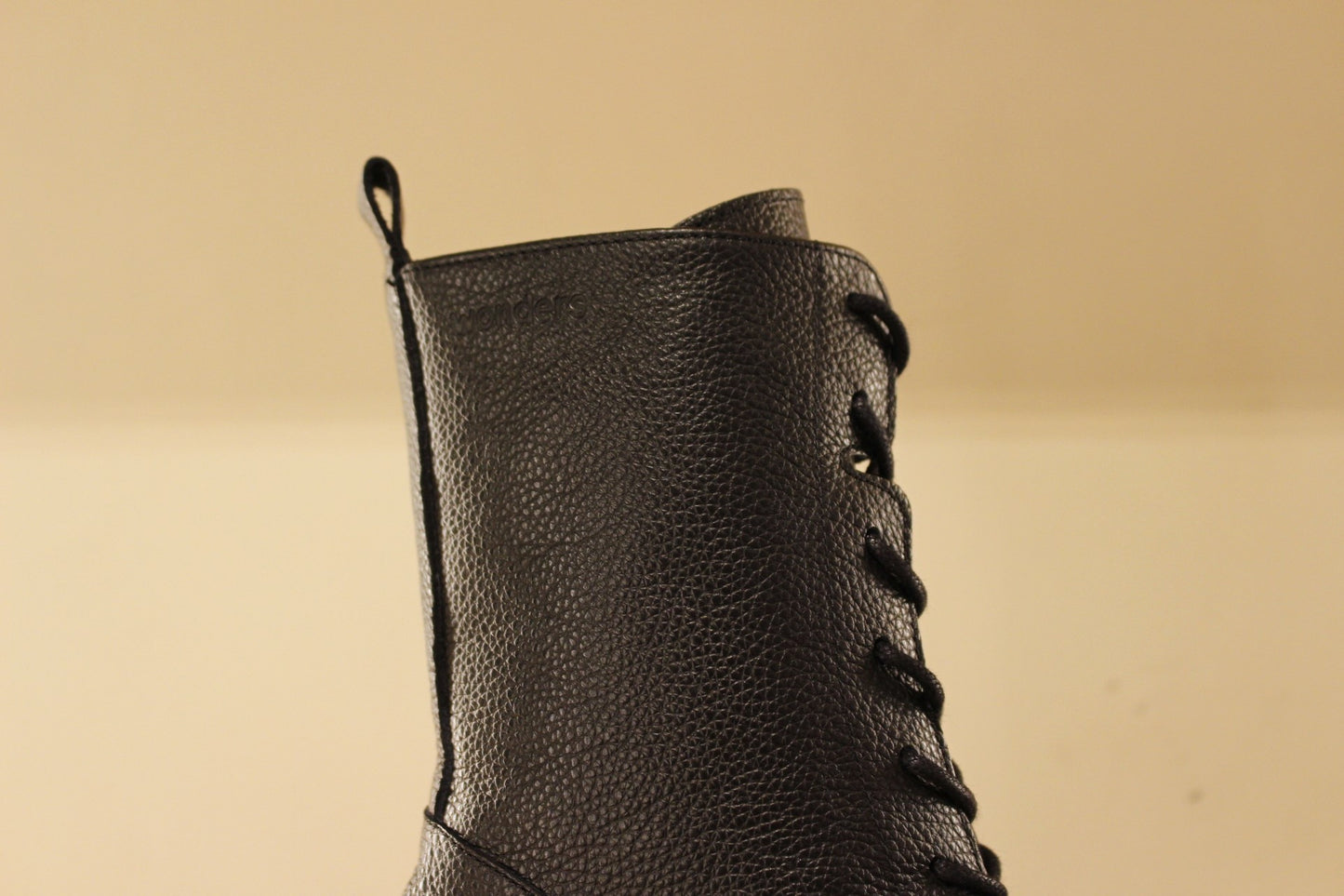 Bottines en cuir grainé de couleur noir WONDERS
