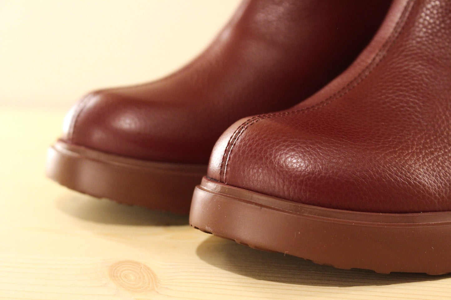 Bottines en cuir grainé de couleur bordeaux, zip du côté interne WONDERS