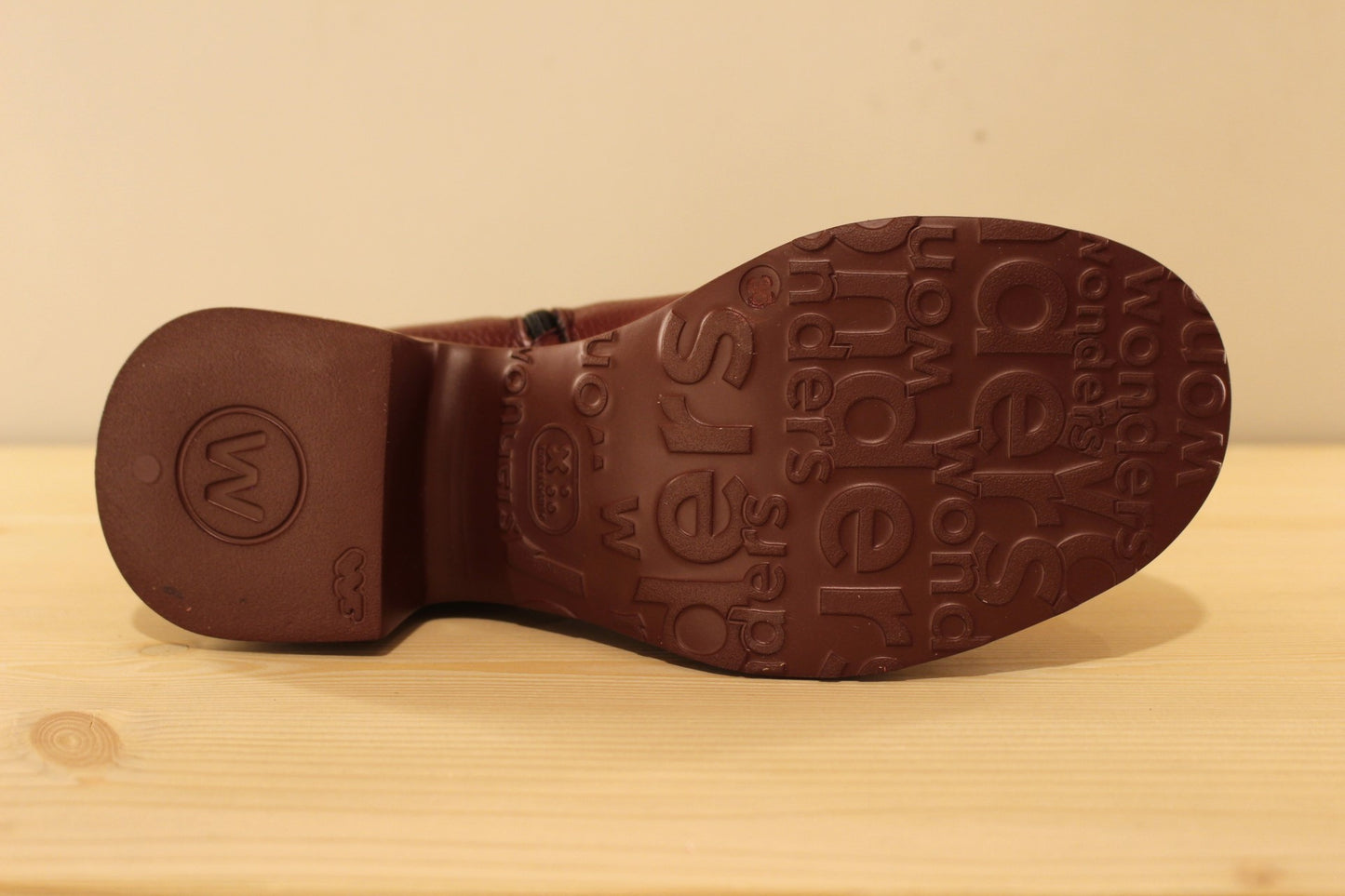 Bottines en cuir grainé de couleur bordeaux, zip du côté interne WONDERS
