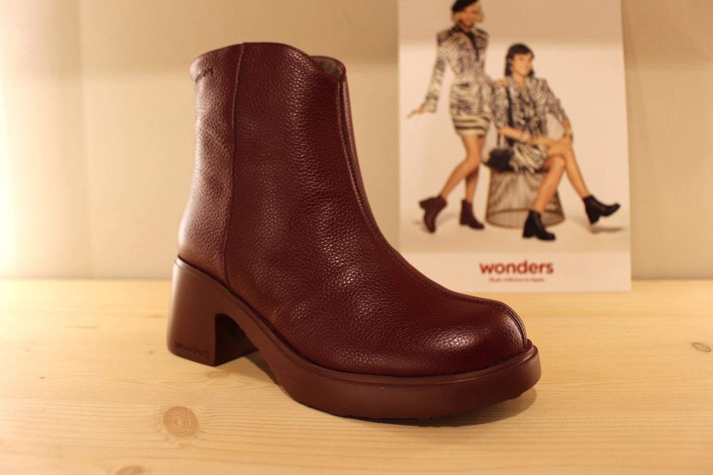Bottines en cuir grainé de couleur bordeaux, zip du côté interne WONDERS