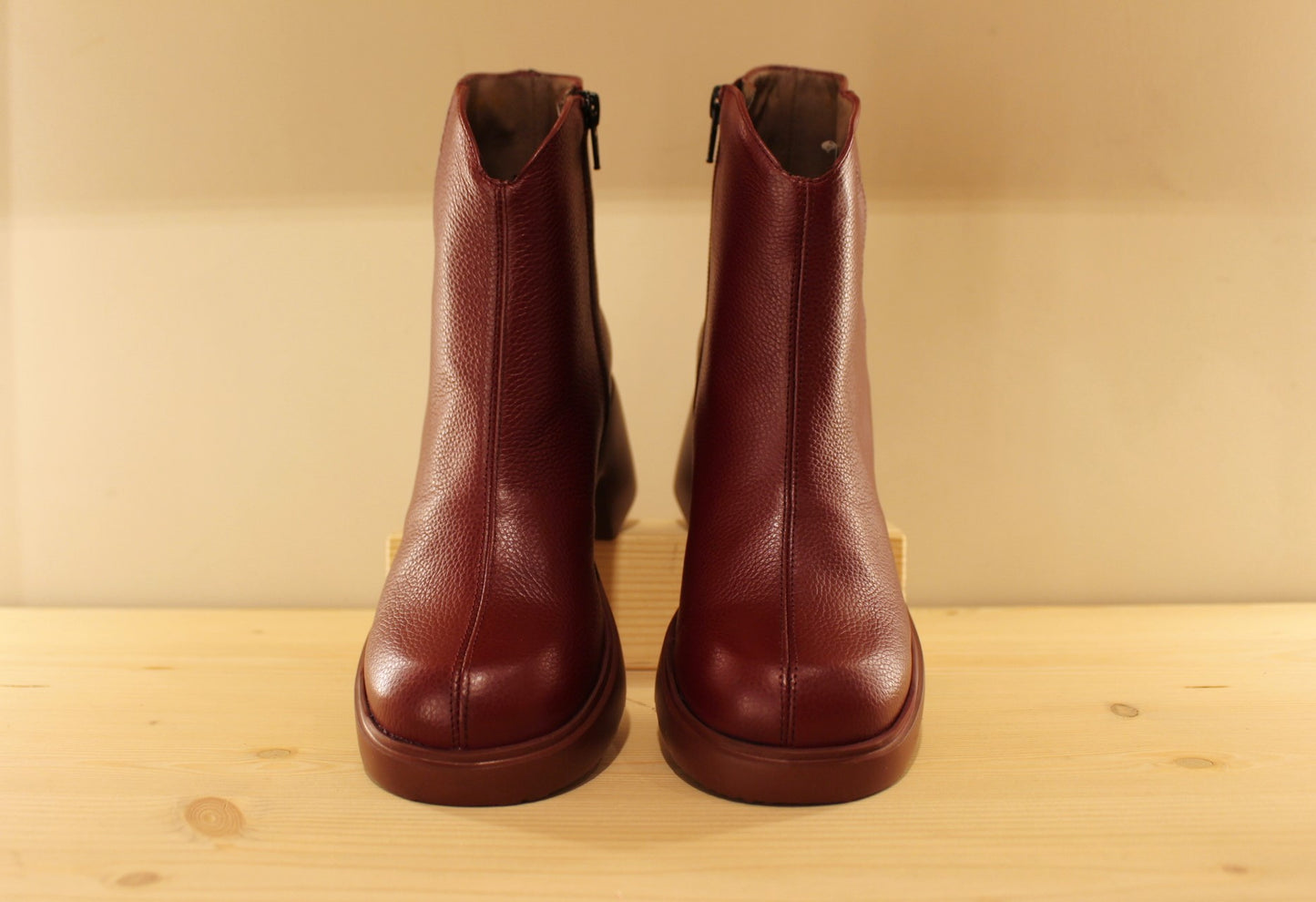 Bottines en cuir grainé de couleur bordeaux, zip du côté interne WONDERS