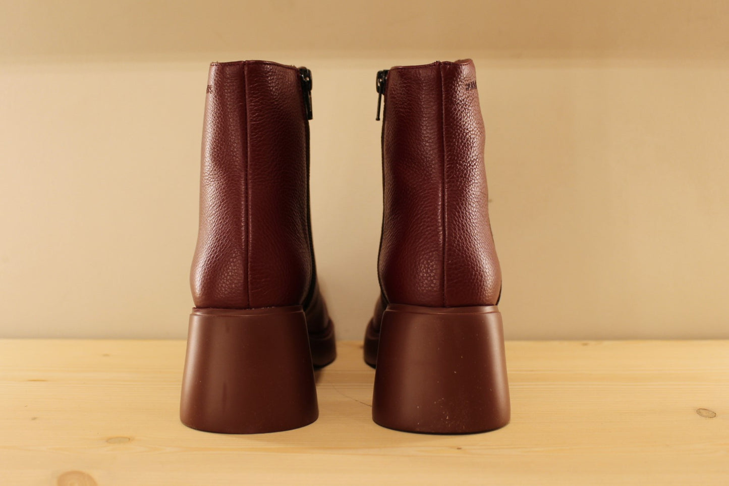 Bottines en cuir grainé de couleur bordeaux, zip du côté interne WONDERS