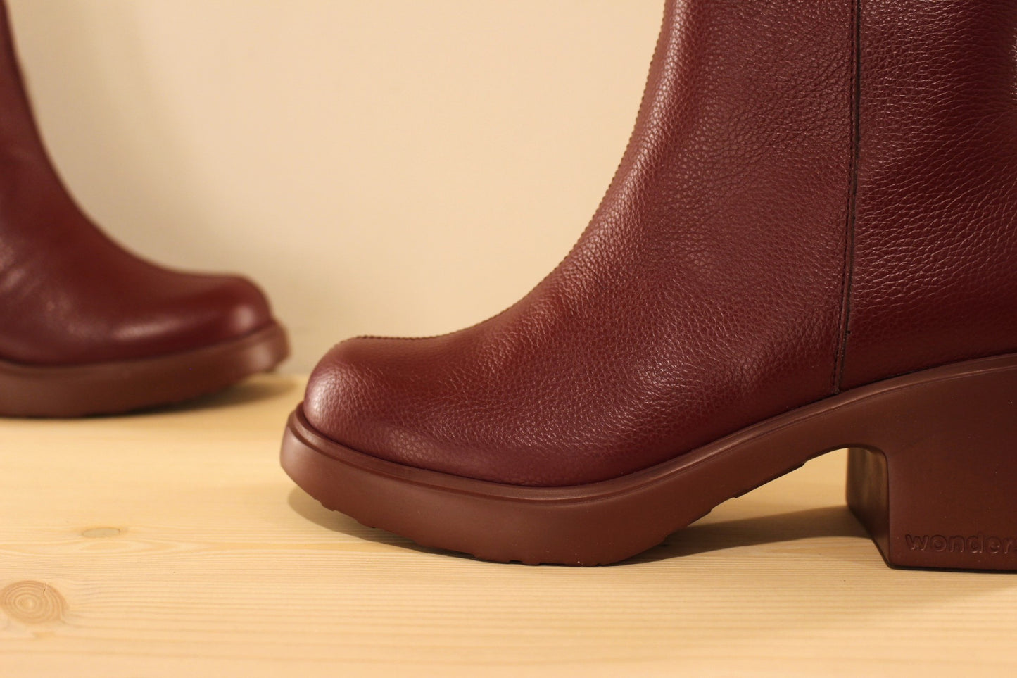 Bottines en cuir grainé de couleur bordeaux, zip du côté interne WONDERS