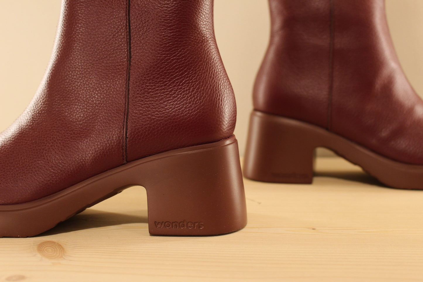 Bottines en cuir grainé de couleur bordeaux, zip du côté interne WONDERS