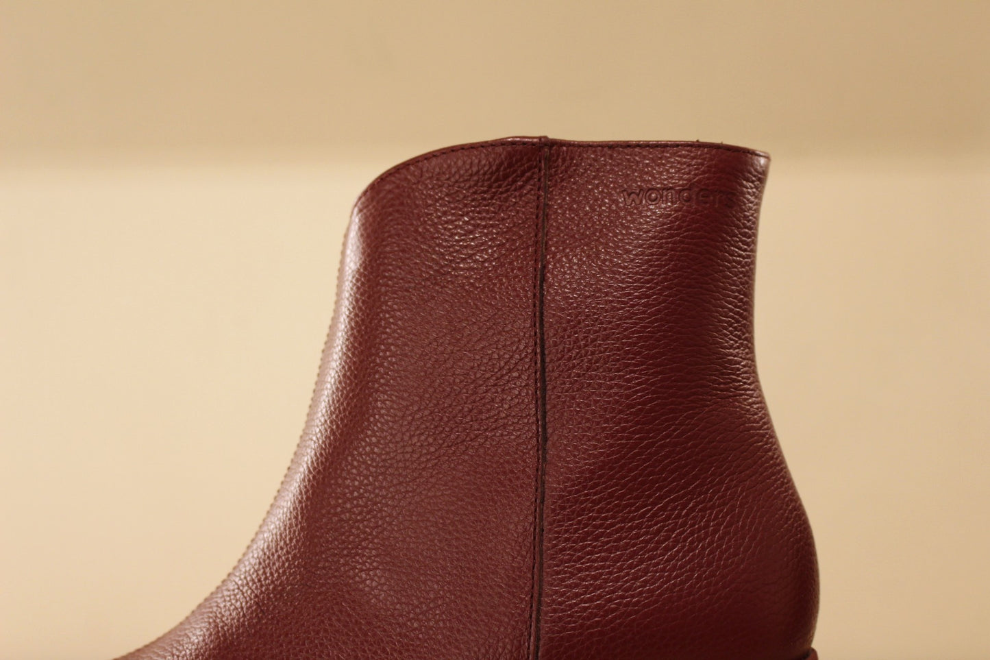 Bottines en cuir grainé de couleur bordeaux, zip du côté interne WONDERS