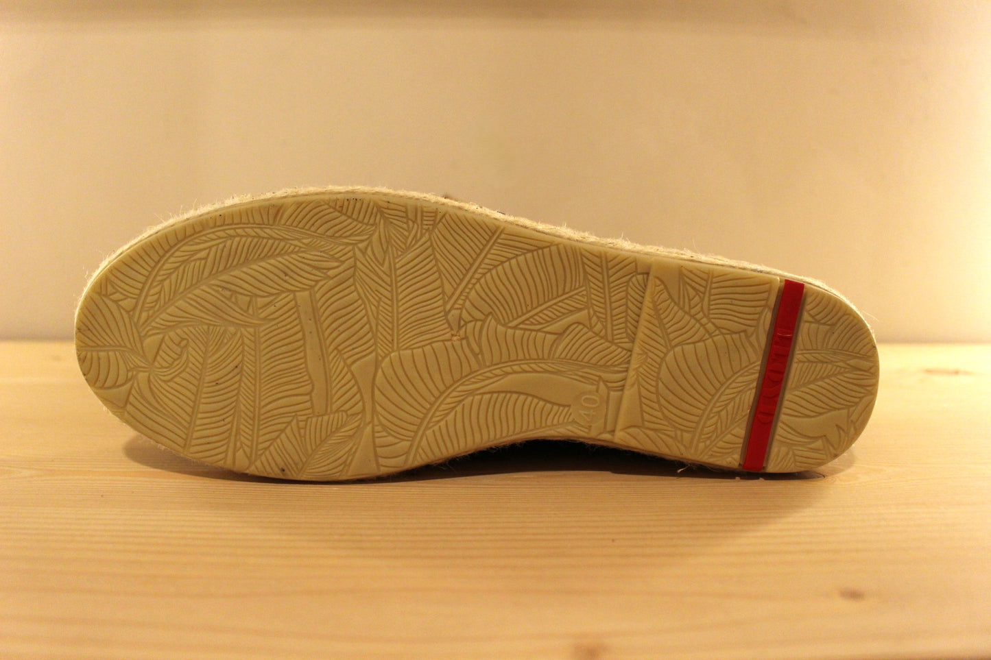 Chaussures LLOYD - Eicos. Chaussures espadrille en cuir velours de couleur marron ou de couleur bleu foncé. Chaussures doublées cuir. Semelle interne en cuir molletonné.