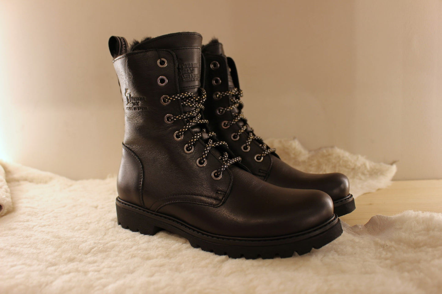 Bottines doublées mouton en cuir noir traité waterproof avec semelle épaisse et crantée PANAMA JACK