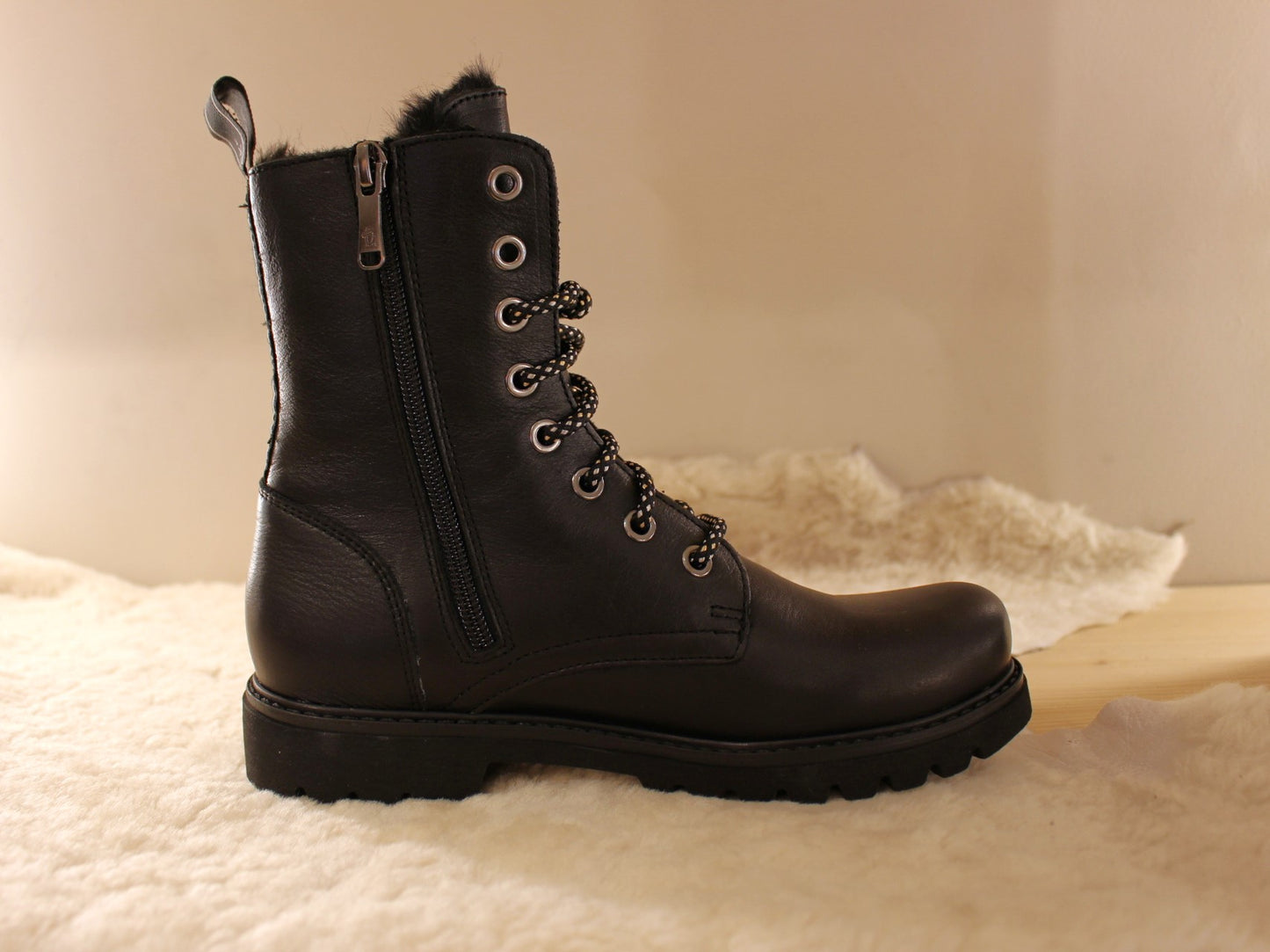 Bottines doublées mouton en cuir noir traité waterproof avec semelle épaisse et crantée PANAMA JACK