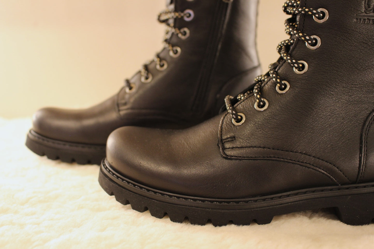 Bottines doublées mouton en cuir noir traité waterproof avec semelle épaisse et crantée PANAMA JACK