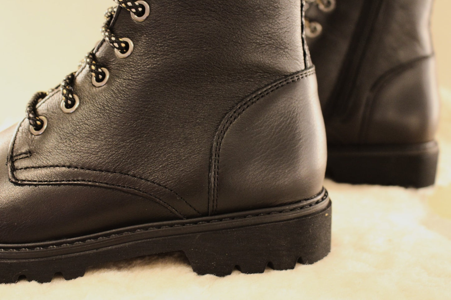 Bottines doublées mouton en cuir noir traité waterproof avec semelle épaisse et crantée PANAMA JACK