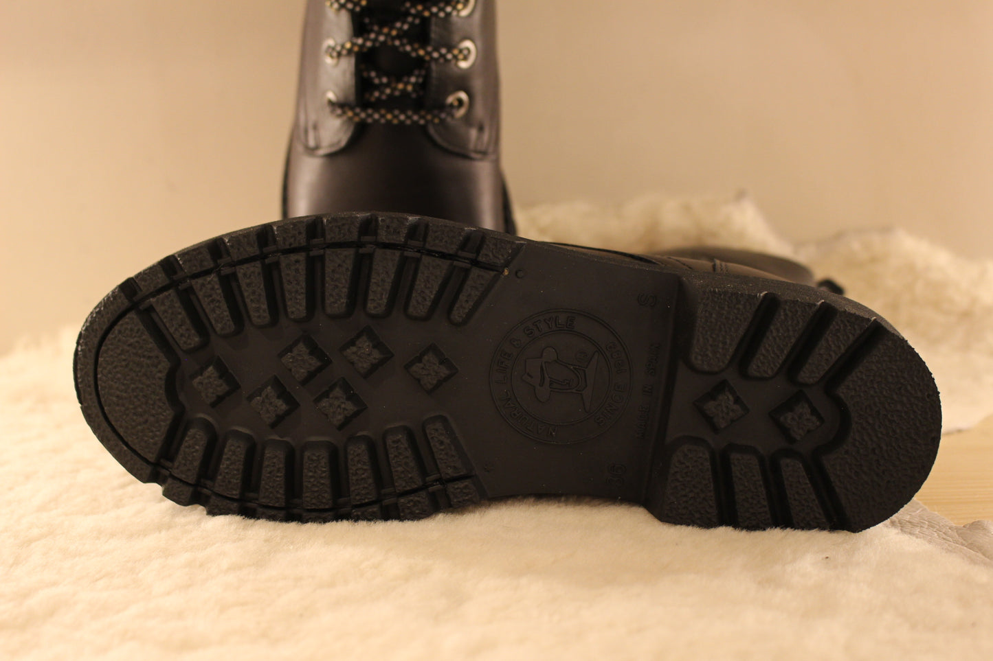 Bottines doublées mouton en cuir noir traité waterproof avec semelle épaisse et crantée PANAMA JACK