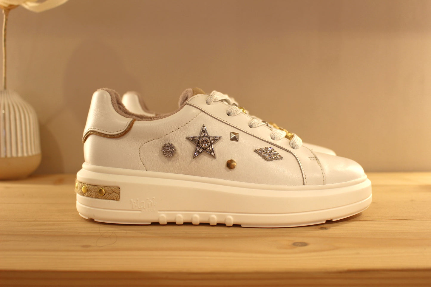 Sneaker MAMZELLE en cuir lisse de couleur blanche. Bijoux décoratifs sur le quartier externe et sur les lacets