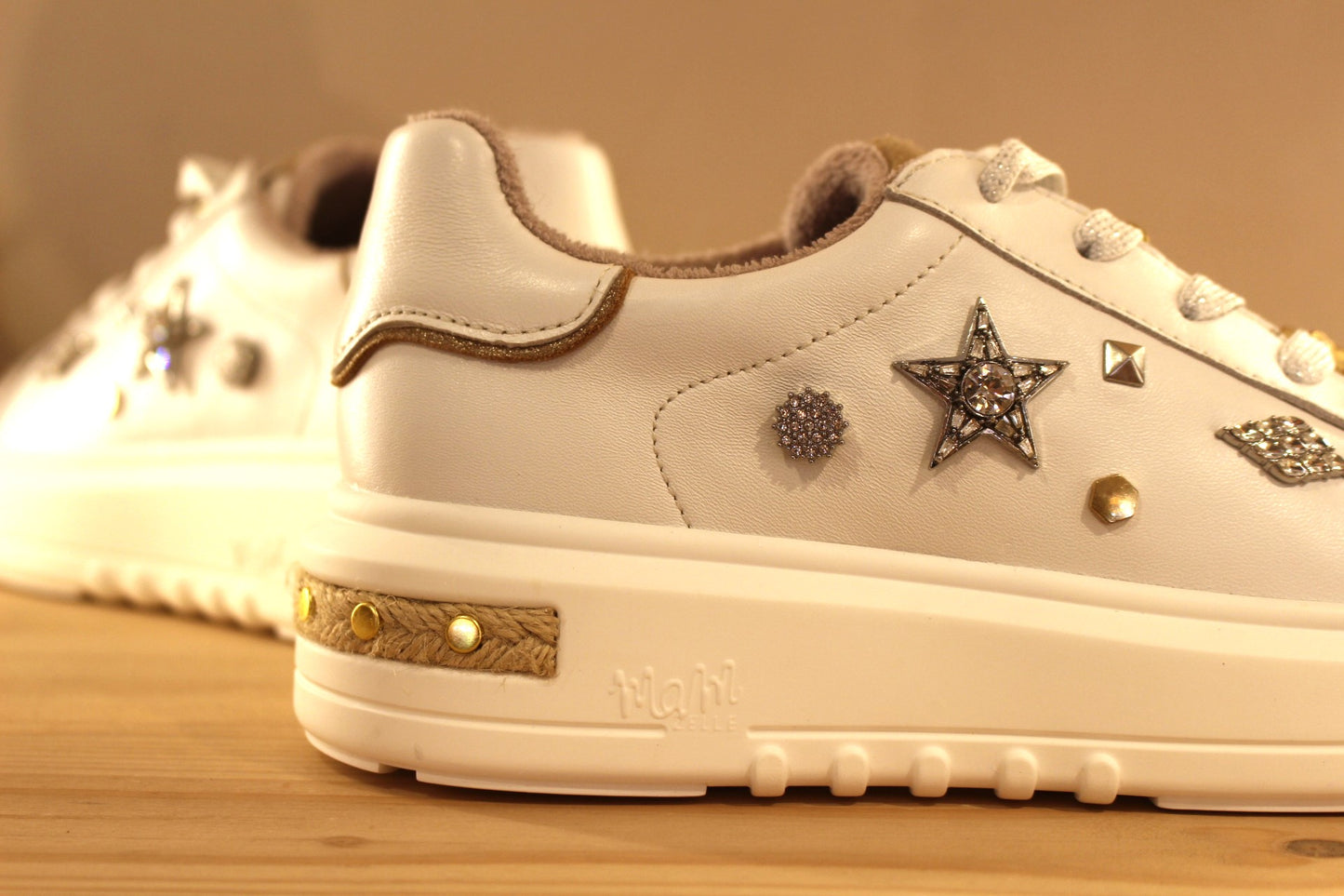 Sneaker MAMZELLE en cuir lisse de couleur blanche. Bijoux décoratifs sur le quartier externe et sur les lacets