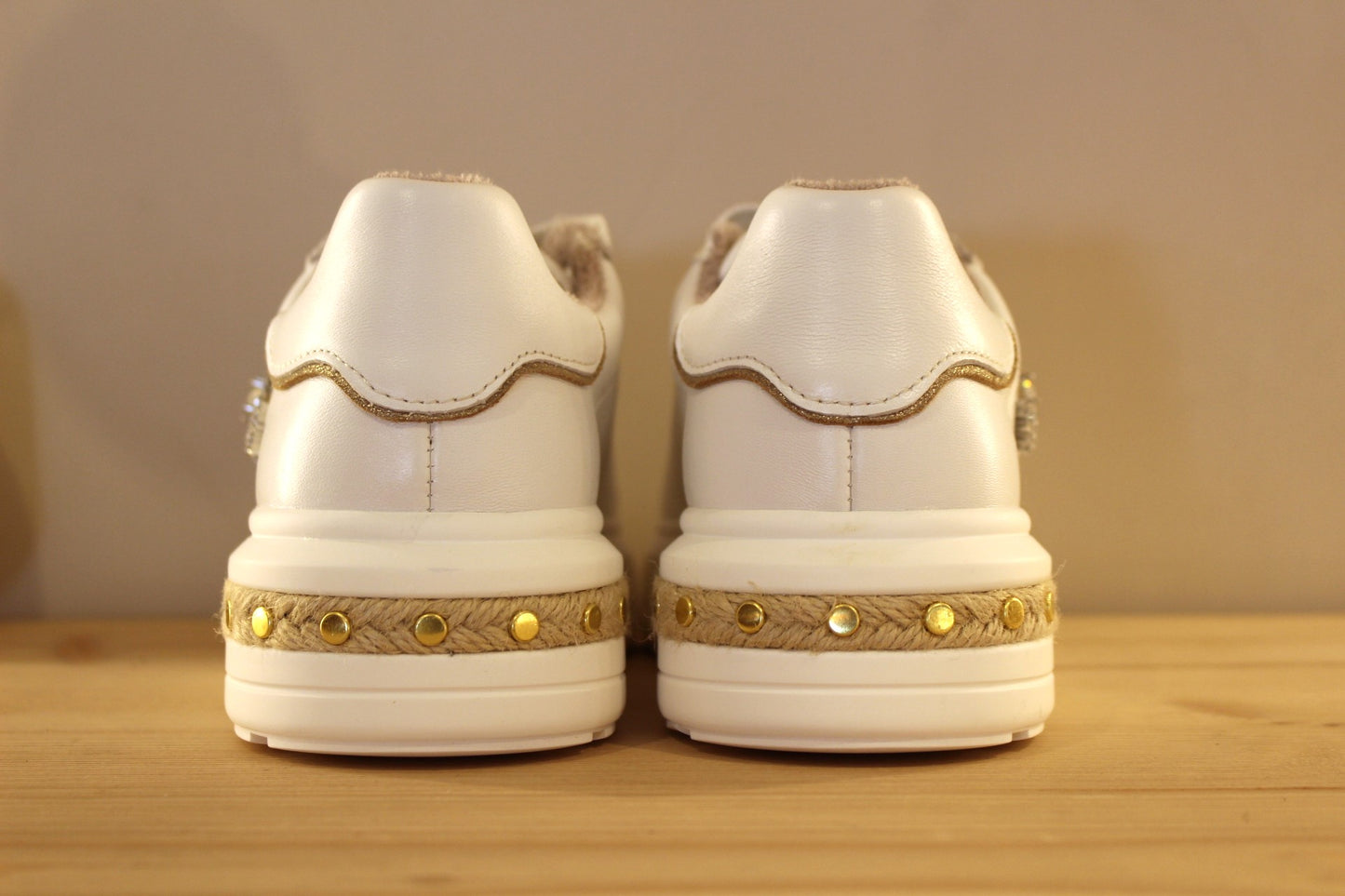Sneaker MAMZELLE en cuir lisse de couleur blanche. Bijoux décoratifs sur le quartier externe et sur les lacets