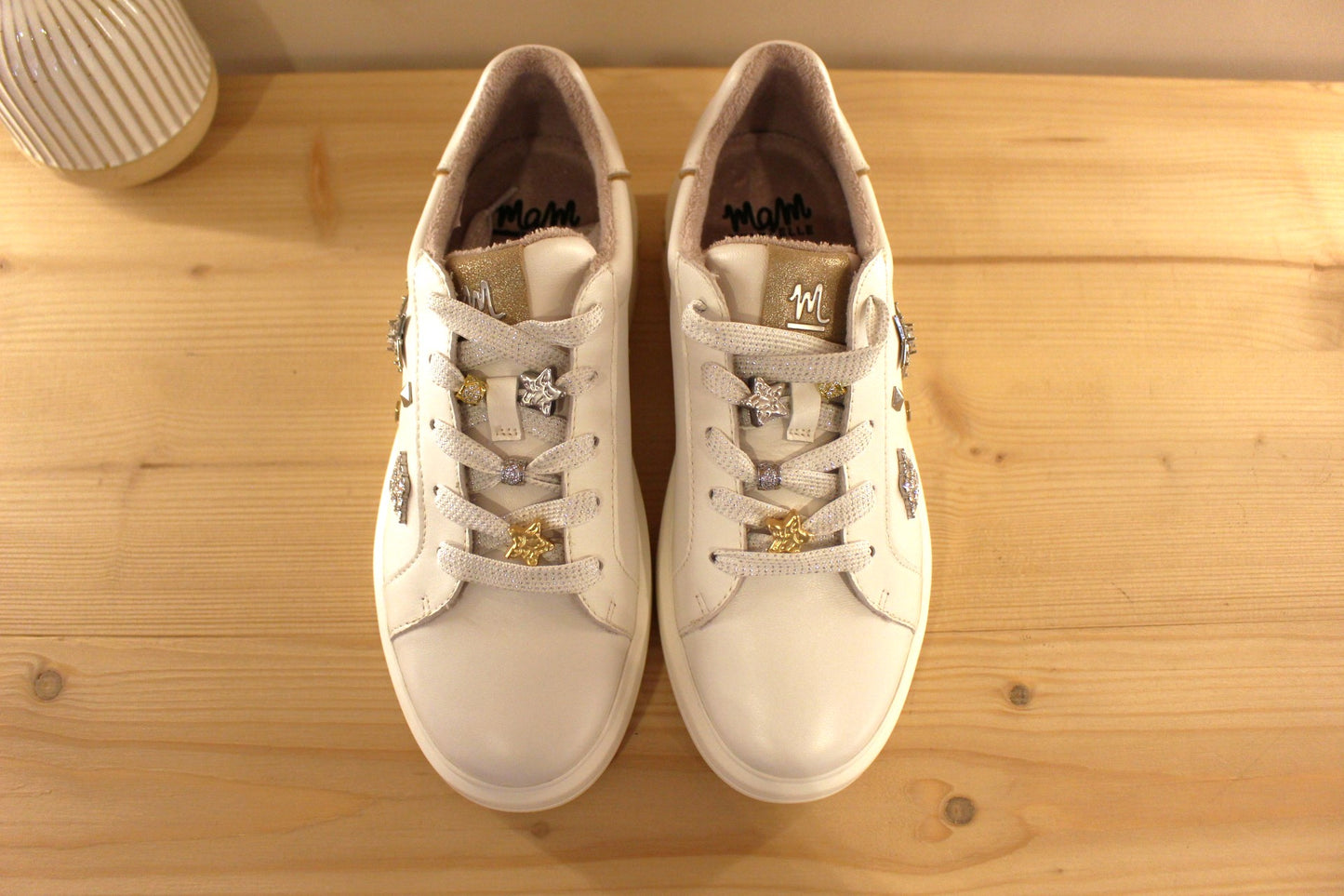 Sneaker MAMZELLE en cuir lisse de couleur blanche. Bijoux décoratifs sur le quartier externe et sur les lacets