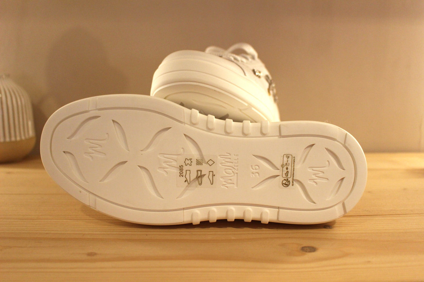 Sneaker MAMZELLE en cuir lisse de couleur blanche. Bijoux décoratifs sur le quartier externe et sur les lacets