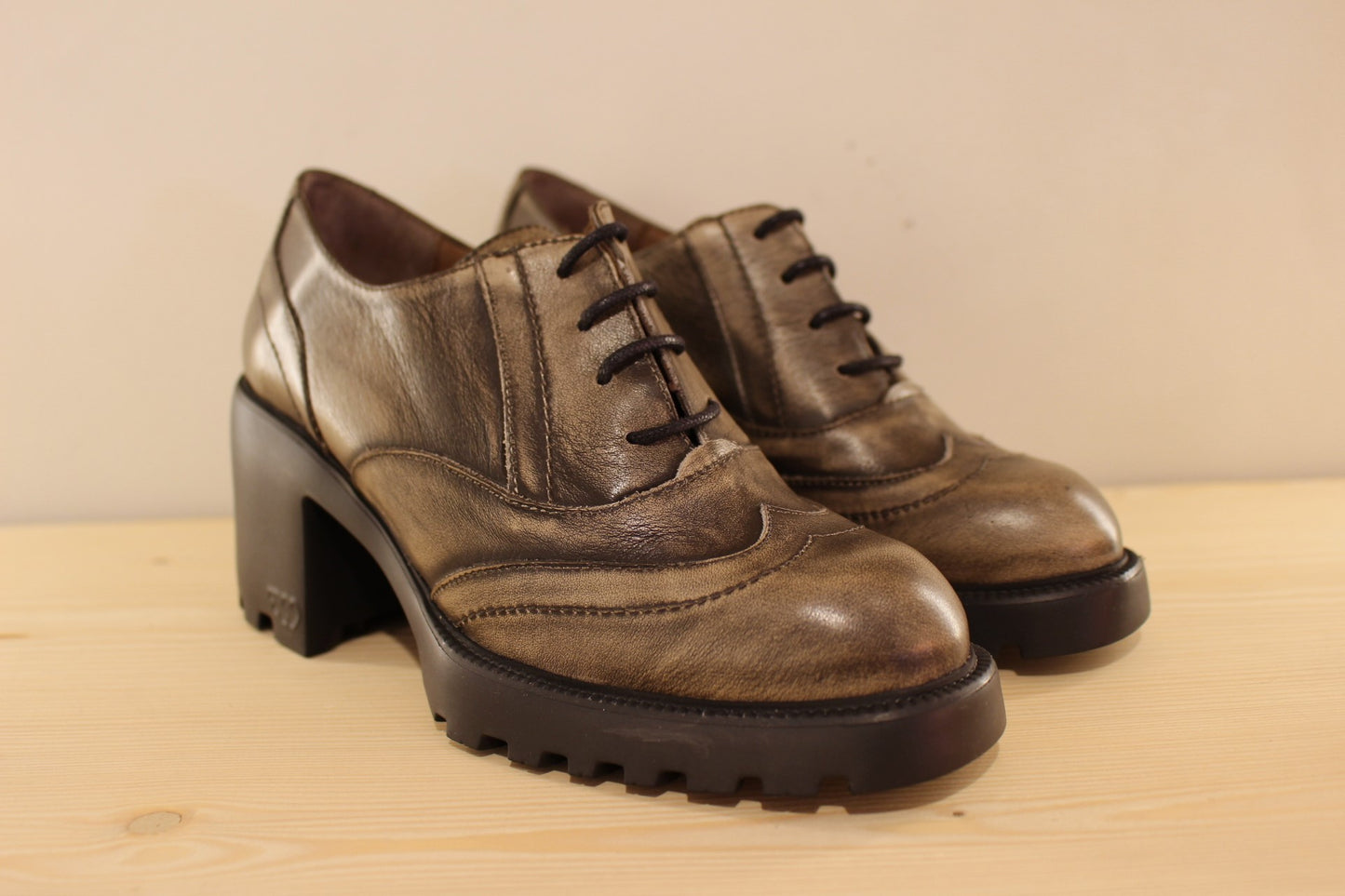 Trotteur cuir taupe très léger à talon WONDERS