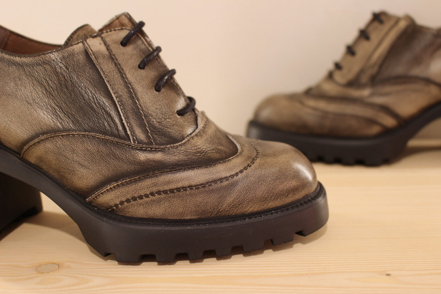 Trotteur cuir taupe très léger à talon WONDERS