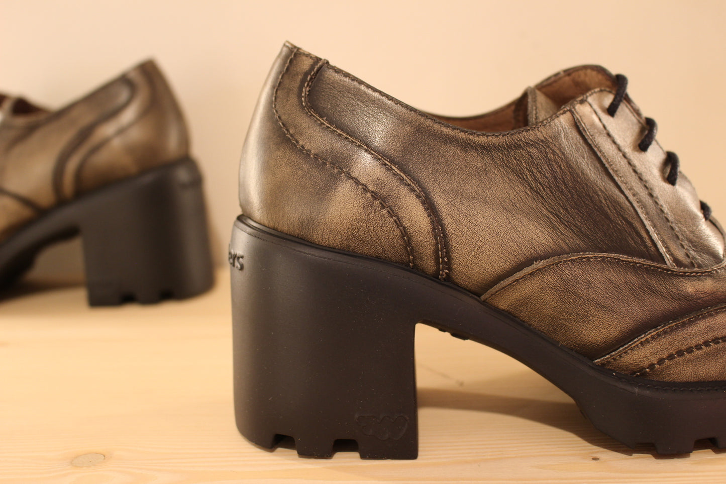 Trotteur cuir taupe très léger à talon WONDERS