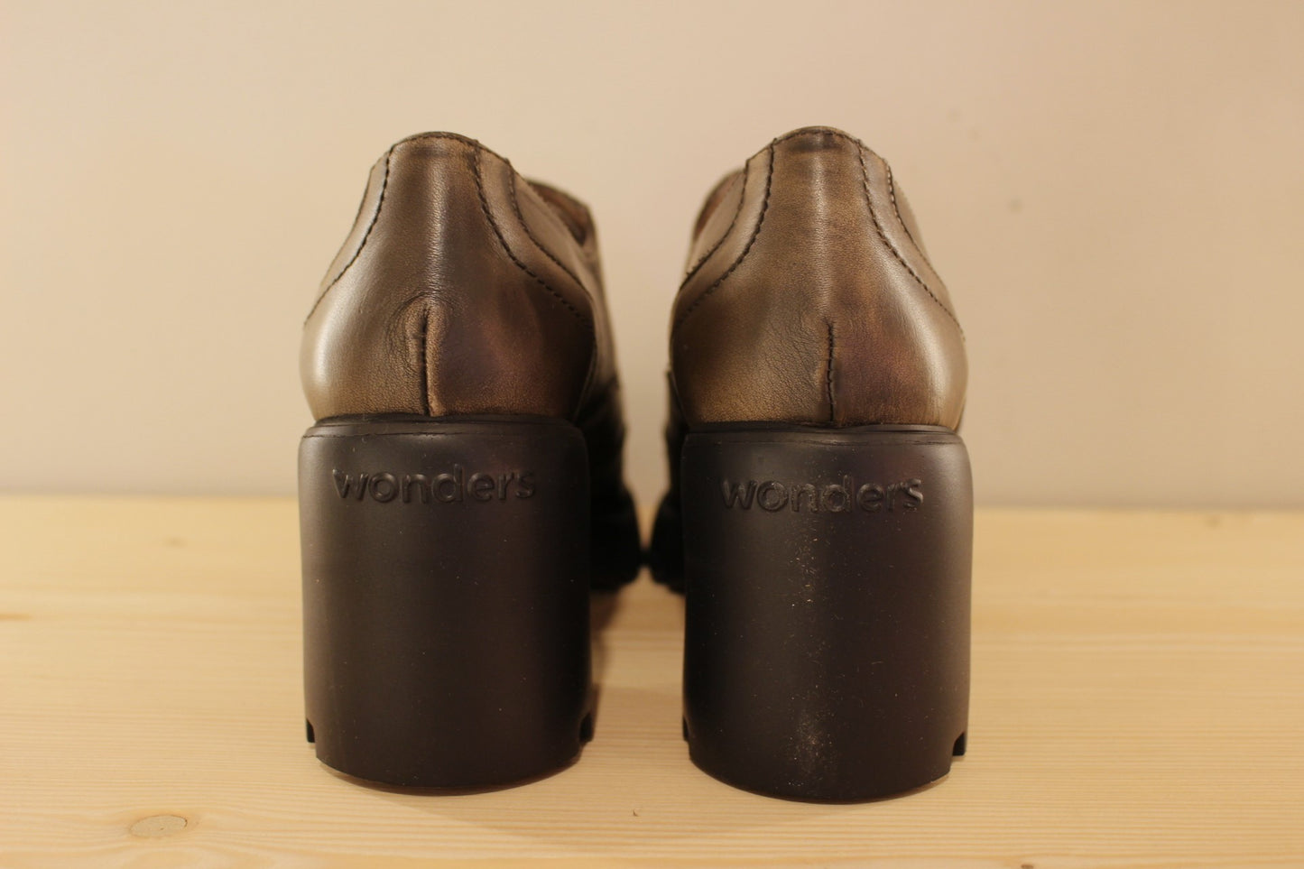 Trotteur cuir taupe très léger à talon WONDERS